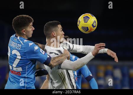 Neapel, Italien. Februar 2021, 13th. 2/13/2021 - Juventus' portugiesischer Stürmer Cristiano Ronaldo kämpft während des Fußballspiels SSC Napoli gegen FC Juventus mit Napoli's italienischem Verteidiger Giovanni Di Lorenzo um den Ball. Napoli gewann 1-0. (Foto: IPA/Sipa USA) Quelle: SIPA USA/Alamy Live News Stockfoto