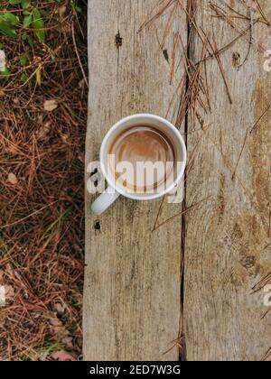 White Coffee Keramik Becher auf Holzplatte im Freien im Herbst Atmosphäre Stockfoto