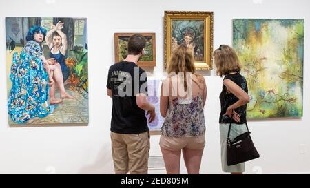 Besucher des Fitchburg Art Museum genießen die Sammlung Stockfoto