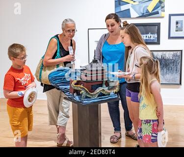 Besucher des Fitchburg Art Museum genießen die Sammlung Stockfoto