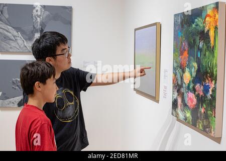 Besucher des Fitchburg Art Museum genießen die Sammlung Stockfoto