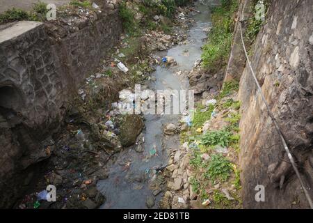 Kleiner kanalisierter Fluss voller Müll. Pokhara. Nepal. Stockfoto