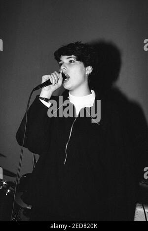 Laetitia Sadier von der Indie-Popgruppe McCarthy beim Auftritt im Bowen West Theater, Bedford, März 3rd 1990. Stockfoto