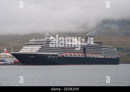 Akureyri Island - August 28. 2017: Kreuzfahrtschiff Zuiderdam im Hafen Stockfoto