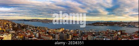 Panoramablick auf Istanbul bei Sonnenuntergang vom Galata Tower. Anatolische Seite, Bosporus, Historische Halbinsel von Istanbul und Karakoy auf der Szene. Dram Stockfoto