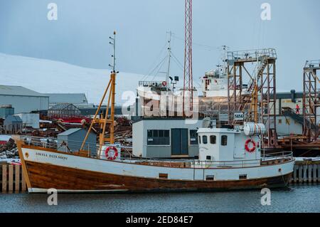 Akureyri Island - Dezember 22 2017: Altes isländisches renoviertes Fischerboot Askell Egilsson wird jetzt für Walbeobachtungstouren genutzt Stockfoto