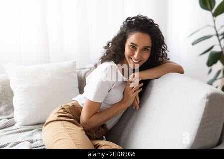 Entspannte junge Frau genießen Tag zu Hause Stockfoto