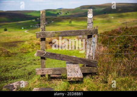 Redundant gebrochener Holzstile in der Mitte der britischen Landschaft im Peak District Nationalpark, England, Großbritannien Stockfoto