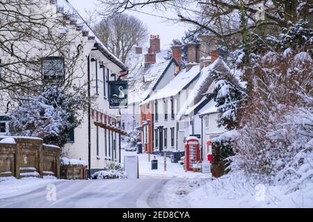 Das Dorf Hoxne, Suffolk, East Anglia, Großbritannien. Winterschneeszene nach der „2. Bestie aus dem Osten“. Stockfoto