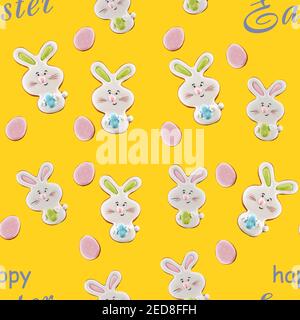 Von oben Blick auf bunte Ingwer glasierte Cookies auf gelbem Hintergrund mit grauen Wörtern isoliert. Nahaufnahme von hausgemachten schönen leckeren Gebäck in Form Stockfoto