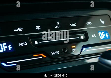 Modernes auto Dashboard oder die Systemsteuerung schließen Stockfotografie  - Alamy