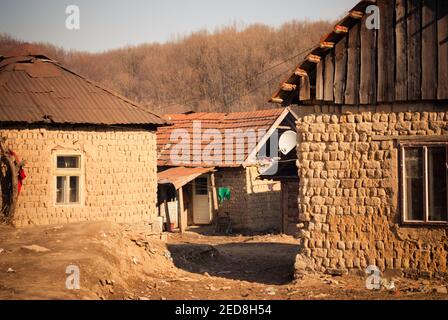 SEREDNIE, UKRAINE - 09. MÄRZ 2011: Verlassene und unsichere selbstgemachte Häuser in einem armen Dorf Stockfoto