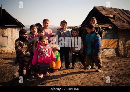 SEREDNIE, UKRAINE - 09. MÄRZ 2011: Kinder als Teil der unterrepräsentierten Roma-Gemeinschaft Stockfoto