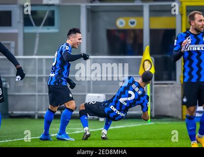 Mailand, Italien. Februar 2021, 14th. Lautaro Martinez vom FC Internazionale feiert mit Achraf Hakimi vom FC Internazionale während des FC Internazionale gegen SS Lazio, italienische Fußballserie EIN Spiel in Mailand, Italien, Februar 14 2021 Quelle: Independent Photo Agency/Alamy Live News Stockfoto