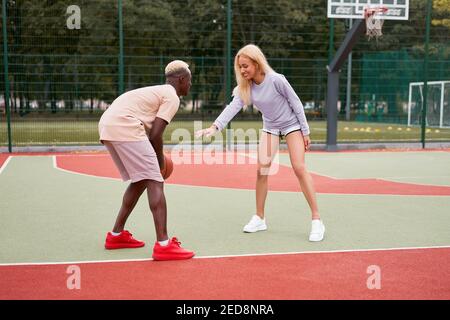 Basketball afro amerikanischen Mann Freunde Ausbildung kaukasischen Frau multirassische Freundschaft afro guy Lehrer Amateure weiblich gesund lebensaktiv Freizeit Stockfoto