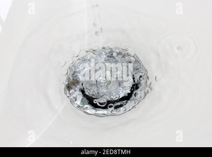 Wasserablauf aus dem Waschbecken Schaum in der neuen Sauberes Bad Stockfoto