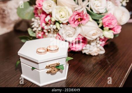 Hochzeit Goldringe auf weißem Kasten Stockfoto