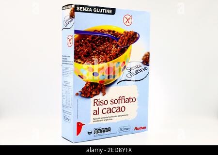 Glutenfreier Kakao Puffreis von Auchan Supermarket-Kette verkauft Stockfoto