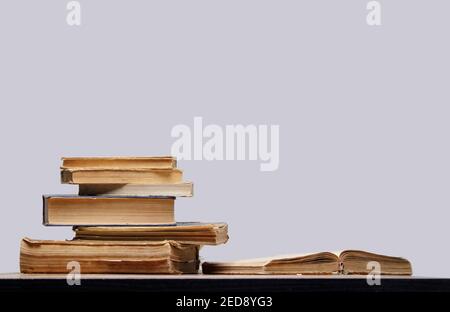 Stapel alter Bücher mit Lesezeichen auf Holztisch. Stockfoto