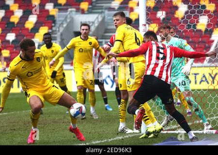 LONDON, ENGLAND. FEB 14th: Ethan Pinnock von Brentford kontrolliert den Ball während des Sky Bet Championship Matches zwischen Brentford und Barnsley im Brentford Community Stadium, Brentford am Sonntag, 14th. Februar 2021. (Quelle: Federico Maranesi) Quelle: MI News & Sport /Alamy Live News Stockfoto