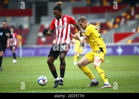 LONDON, ENGLAND. FEB 14th: Ivan Toney von Brentford kontrolliert den Ball während des Sky Bet Championship Matches zwischen Brentford und Barnsley im Brentford Community Stadium, Brentford am Sonntag, 14th. Februar 2021. (Quelle: Federico Maranesi) Quelle: MI News & Sport /Alamy Live News Stockfoto