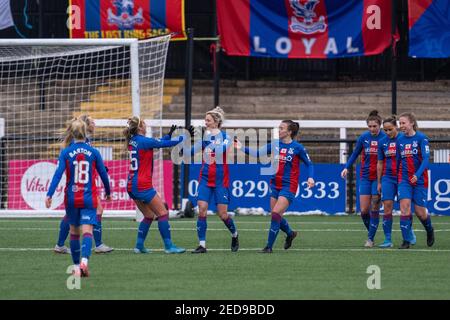 Bromley, Großbritannien. Februar 2021, 14th. Crystal Palace feiert ihr 5th Tor von Kate Natkiel (#9 Crystal Palace) während der FA Womens Championship-Spiel zwischen Crystal Palace und London Bees in Hayes Lane, Bromley. Kredit: SPP Sport Presse Foto. /Alamy Live Nachrichten Stockfoto