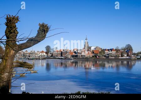 Blick auf den Hafen von Blokzijl mit gefrorenem Wasser in Holland Stockfoto