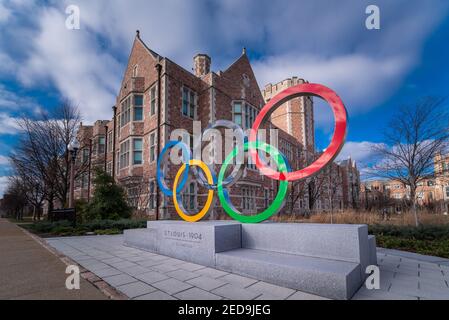Saint Louis, MO – 7. Februar 2021; die farbenfrohe olympische Ringstatue markiert den Ort der zweiten Olympiade im Jahr 1904, die heute die Washington University in St. Lo ist Stockfoto