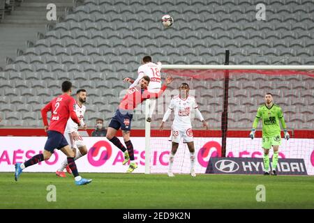 Duell in der Luft PERRAUD Romian 18 Brest und XEKA 8 LOSC während der französischen Meisterschaft Ligue 1 Fußballspiel zwischen Lille OSC und Stade Brestois 29 am 14. Februar 2021 im Pierre Mauroy Stadion in Villeneuve-d'Ascq in der Nähe von Lille, Frankreich - Foto Laurent Sanson / LS Medianord / DPPI / LiveMedia Stockfoto