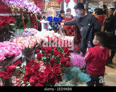 Peking, China. Februar 2021, 14th. Chinesisches Geschäft in einem internationalen Supermarkt feiert Valentinstag in der Innenstadt von Peking am Sonntag, 14. Februar 2021. Obwohl China seinen "eigenen" Valentinstag hat, haben viele der jüngeren Generationen des Landes den westlichen Valentinstag übernommen - ebenso wie Halloween, Thanksgiving und Weihnachten. Foto von Stephen Shaver/UPI Kredit: UPI/Alamy Live Nachrichten Stockfoto