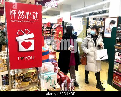 Peking, China. Februar 2021, 14th. Chinesisches Geschäft in einem internationalen Supermarkt feiert Valentinstag in der Innenstadt von Peking am Sonntag, 14. Februar 2021. Obwohl China seinen "eigenen" Valentinstag hat, haben viele der jüngeren Generationen des Landes den westlichen Valentinstag übernommen - ebenso wie Halloween, Thanksgiving und Weihnachten. Foto von Stephen Shaver/UPI Kredit: UPI/Alamy Live Nachrichten Stockfoto