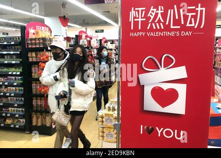 Peking, China. Februar 2021, 14th. Chinesisches Geschäft in einem internationalen Supermarkt feiert Valentinstag in der Innenstadt von Peking am Sonntag, 14. Februar 2021. Obwohl China seinen "eigenen" Valentinstag hat, haben viele der jüngeren Generationen des Landes den westlichen Valentinstag übernommen - ebenso wie Halloween, Thanksgiving und Weihnachten. Foto von Stephen Shaver/UPI Kredit: UPI/Alamy Live Nachrichten Stockfoto