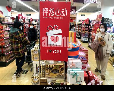 Peking, China. Februar 2021, 14th. Chinesisches Geschäft in einem internationalen Supermarkt feiert Valentinstag in der Innenstadt von Peking am Sonntag, 14. Februar 2021. Obwohl China seinen "eigenen" Valentinstag hat, haben viele der jüngeren Generationen des Landes den westlichen Valentinstag übernommen - ebenso wie Halloween, Thanksgiving und Weihnachten. Foto von Stephen Shaver/UPI Kredit: UPI/Alamy Live Nachrichten Stockfoto