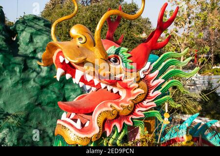 Die Show des Goldenen Drachens auf der Parade zum chinesischen Neujahr Festival Stockfoto