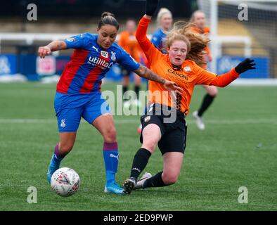 Bromley, Großbritannien. Februar 2021, 14th. BROMLEY, VEREINIGTES KÖNIGREICH FEBRUARY14 : L-R Bianca Baptiste von Crystal Palace Women nimmt gegen Olivia Smith von London Bees während FA Women's Championship zwischen Crystal Palace Women und London Bees Women im Hayes Lane Stadium, Bromley, Großbritannien auf 14th Januar 2021 Credit: Action Foto Sport/Alamy Live News Stockfoto