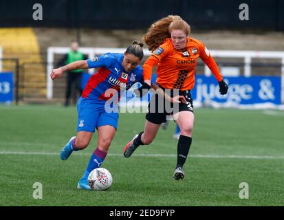 Bromley, Großbritannien. Februar 2021, 14th. BROMLEY, VEREINIGTES KÖNIGREICH FEBRUARY14 : L-R Bianca Baptiste von Crystal Palace Women nimmt gegen Olivia Smith von London Bees während FA Women's Championship zwischen Crystal Palace Women und London Bees Women im Hayes Lane Stadium, Bromley, Großbritannien auf 14th Januar 2021 Credit: Action Foto Sport/Alamy Live News Stockfoto