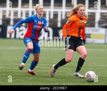 Bromley, Großbritannien. Februar 2021, 14th. BROMLEY, VEREINIGTES KÖNIGREICH FEBRUARY14 :L-R Olivia Smith von London Bees schlägt Kirsty Barton von Crystal Palace Women während FA Women's Championship zwischen Crystal Palace Women und London Bees Women im Hayes Lane Stadium, Bromley, Großbritannien auf 14th Januar 2021 Credit: Action Foto Sport/Alamy Live News Stockfoto