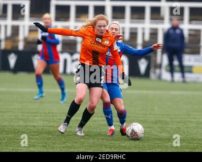 Bromley, Großbritannien. Februar 2021, 14th. BROMLEY, VEREINIGTES KÖNIGREICH FEBRUARY14 :L-R Olivia Smith von London Bees schlägt Kirsty Barton von Crystal Palace Women während FA Women's Championship zwischen Crystal Palace Women und London Bees Women im Hayes Lane Stadium, Bromley, Großbritannien auf 14th Januar 2021 Credit: Action Foto Sport/Alamy Live News Stockfoto