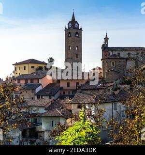 Blick auf Monforte d’Alba, eines der schönsten Dörfer der Langhe, Piemont, Italien Stockfoto