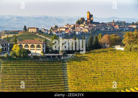 Das Dorf Serralunga d’Alba mit seiner Burg und Weinbergen, Langhe, Piemont, Italien Stockfoto