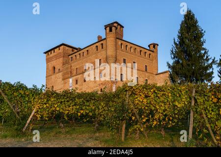 Grinzane Cavour mittelalterliche Burg ist eines der am meisten besuchten Sehenswürdigkeiten in Langhe Weingebiet, Piemont, Italien Stockfoto