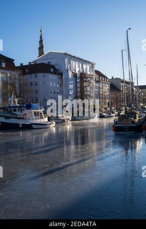 Gefrorener Kanal in Christianshavn, Kopenhagen, an einem sonnigen Wintertag. Stockfoto