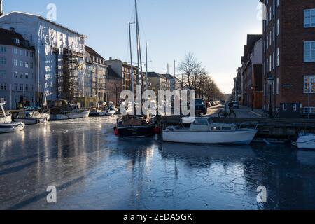 Gefrorener Kanal in Christianshavn, Kopenhagen, an einem sonnigen Wintertag. Stockfoto