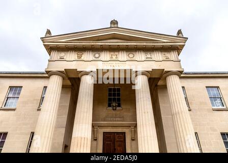 Portikus im neoklassizistischen Stil mit Giebel und dorischen Säulen in der Maitland Robinson Library, Downing College, Cambridge, Großbritannien Stockfoto