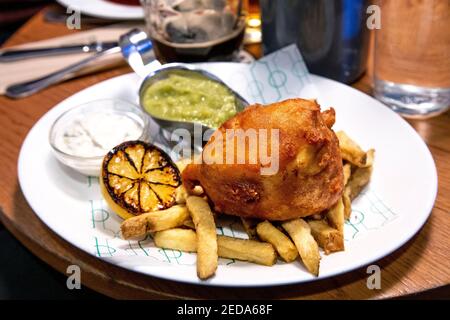 Fish and Chips mit matschigen Erbsen und Tartarsauce im Pint Shop Britisches Restaurant und echte Ale Bar in Cambridge, Großbritannien Stockfoto