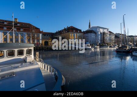 Gefrorener Kanal in Christianshavn, Kopenhagen, an einem sonnigen Wintertag. Stockfoto