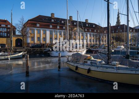 Gefrorener Kanal in Christianshavn, Kopenhagen, an einem sonnigen Wintertag. Stockfoto