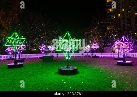 5. Dezember 2020 - London, Großbritannien, Connected by Light kuratierte Lichtkunstinstallationen, Tetra Park by Mandylights in Canary Wharf Stockfoto