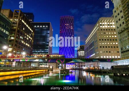 5. Dezember 2020 - London, UK, Blick über Middle Dock in Canary Wharf, Connected by Light kuratierte Lichtkunst-Installationen, Ghost Trees by Tom Stockfoto