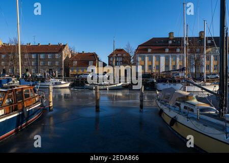 Gefrorener Kanal in Christianshavn, Kopenhagen, an einem sonnigen Wintertag. Stockfoto